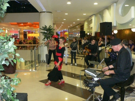 Three guitars, flamenco and Spanish passion in Mall Varna at the start of this weekend