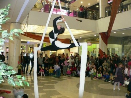 Children in Mall Varna enjoyed a circus performance and cotton candy on Friday nigh