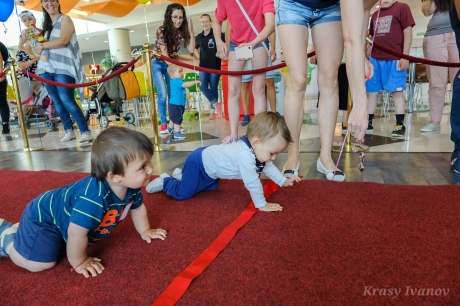 Родители се впуснаха в Бебе маратон заедно с децата си