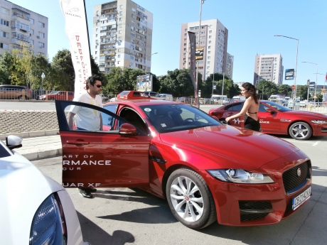 Hundreds fans joined the Jaguar and Land Rover test drivе