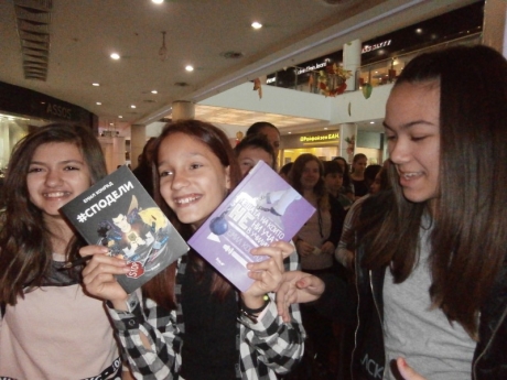 A queue for autographs and a selfie with Emil Conrad