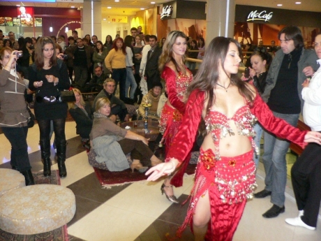 Belly dancing, Turkish rhythms, baklava, tea and hookahs in another theme party, dedicated to Istanbul.