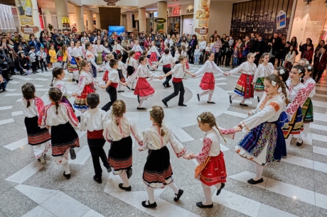 Най-дългото хоро отново се изви във Varna Mall за 3 март